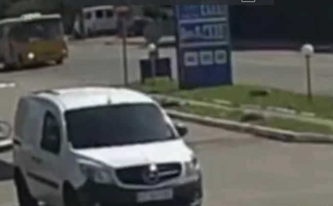 В Івано-Франківську жінка випала з маршрутки під час руху, відео
