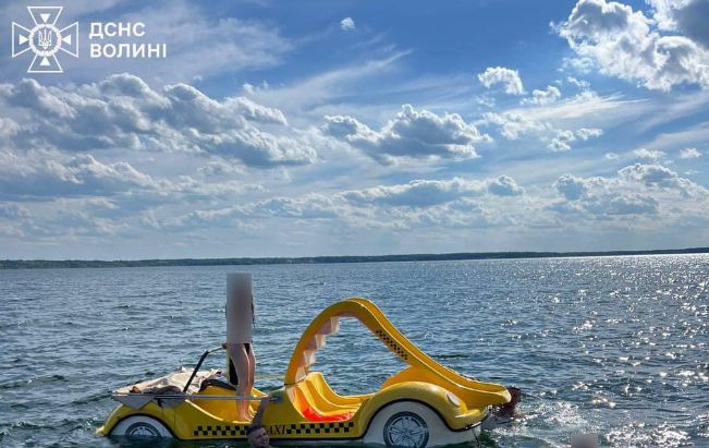На Свитязе в 1,5 км от берега чуть не утонул катамаран с 7 людьми, фото