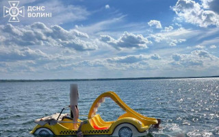 На Світязі за 1,5 км від берега ледь не потонув катамаран з 7 людьми, фото