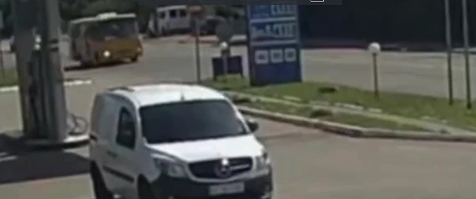 В Ивано-Франковске женщина выпала из маршрутки во время движения, видео