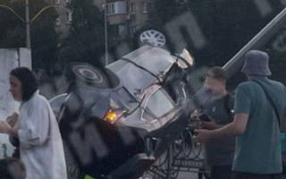 Масштабна ДТП у Києві: одна з машин перевернулась та влетіла у стовп, відео