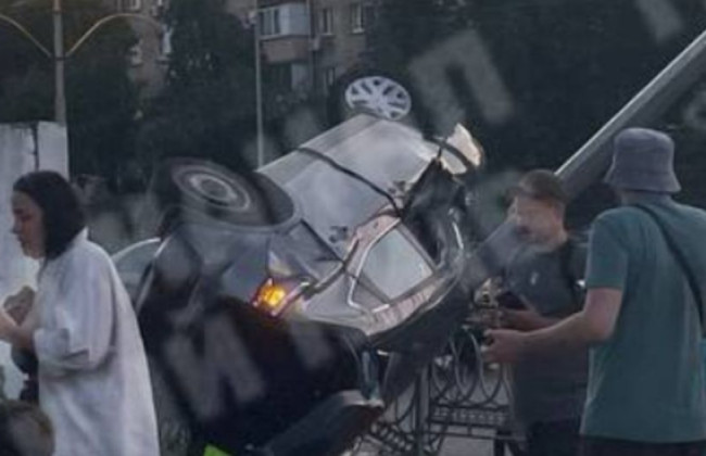 Масштабна ДТП у Києві: одна з машин перевернулась та влетіла у стовп, відео