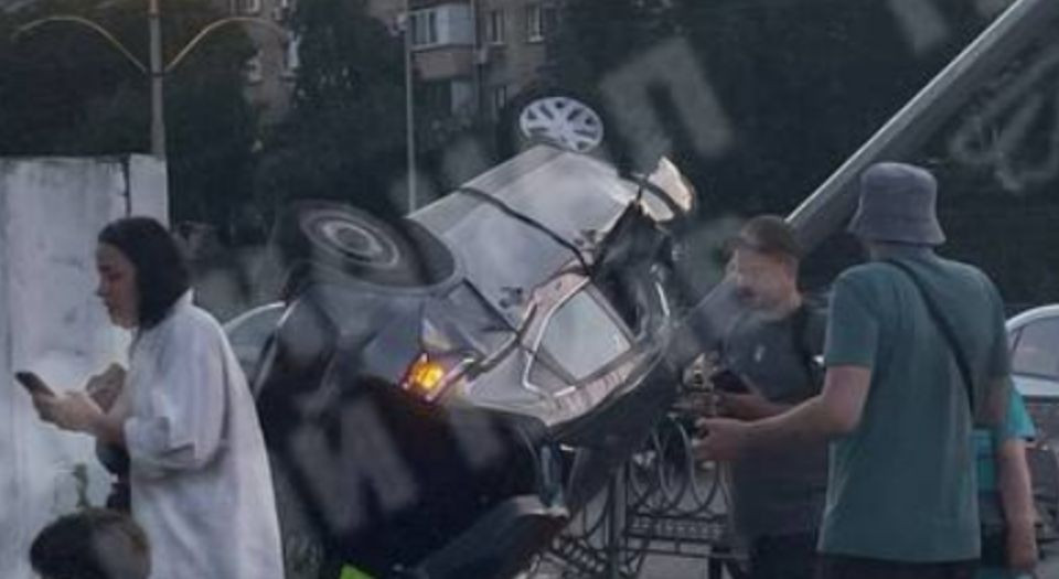 Масштабное ДТП в Киеве: одна из машин перевернулась и влетела в столб, видео