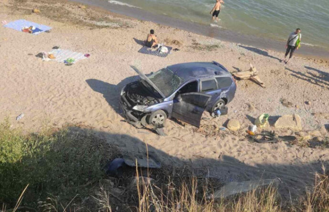 На Одещині авто злетіло зі схилу на пляж: постраждала дитина,  фото