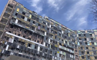 Ракетний удар по дитячій лікарні «Охматдит»: десятки киян прийшли допомогти розібрати завали, відео