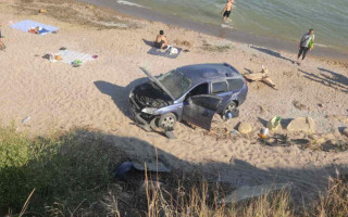 На Одещині авто злетіло зі схилу на пляж: постраждала дитина,  фото