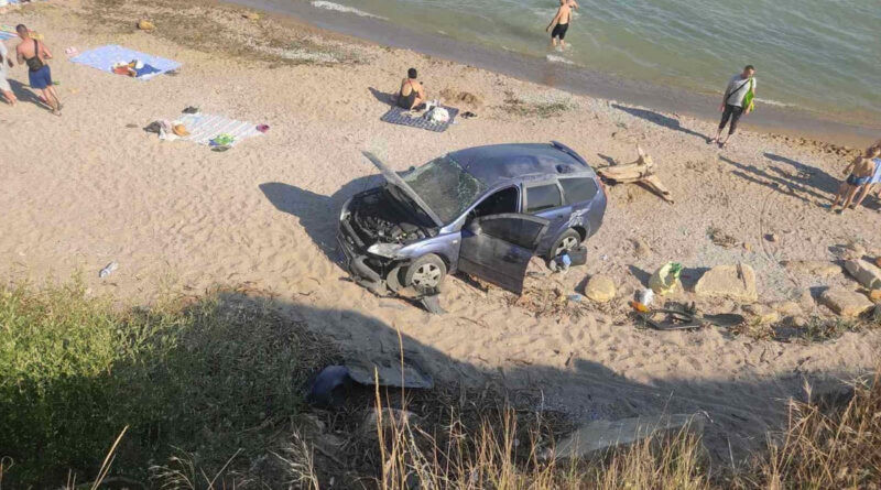 В Одесской области авто слетело со склона на пляж: пострадал ребенок, фото