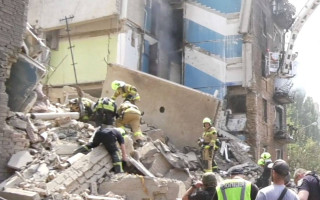 У Києві після ракетного удару зруйнувано підʼїзд будинку, відео