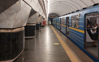 У Києві рух поїздів «червоною» лінією метро відновлений у звичайному режимі