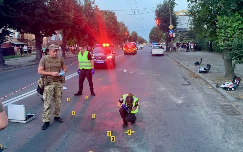 У Луцьку затримали чоловіка, який з вікна автомобіля кинув у людей гранату