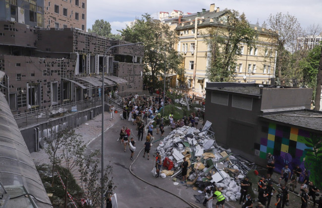 ДТЭК устанавливает временные подстанции, чтобы обеспечить электроэнергией больницу «Охматдет» после обстрела