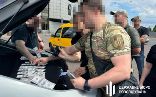 На Донеччині викрили схему переправляння ухилянтів за участі директора благодійного фонду, — ДБР