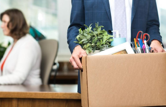 Приказ об отстранении от работы является незаконным, если работник не является подозреваемым или обвиняемым, а решение следственного судьи о его отстранении отсутствует – Верховный Суд