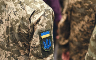 На вокзалі у Мукачеві затримали чоловіка, який погрожував ножем поліції та працівникам ТЦК: відео