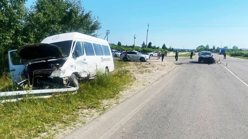 На Рівненщині кросовер в’їхав у маршрутку, є постраждалі