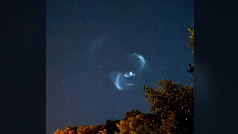 В небе над Украиной заметили «НЛО», впечатляющие фото
