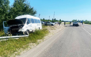 На Рівненщині кросовер в’їхав у маршрутку, є постраждалі