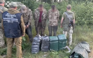 2 тисячі пачок цигарок мали попливти гумовим човном до Польщі: відео
