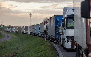 Польща зупинила пропуск вантажівок, що прямують з Білорусі