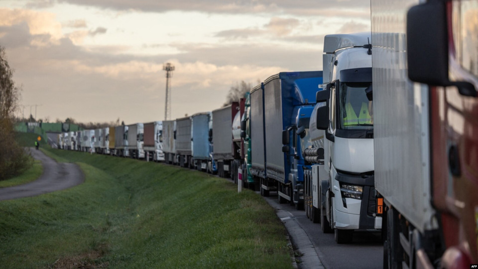 Польща зупинила пропуск вантажівок, що прямують з Білорусі