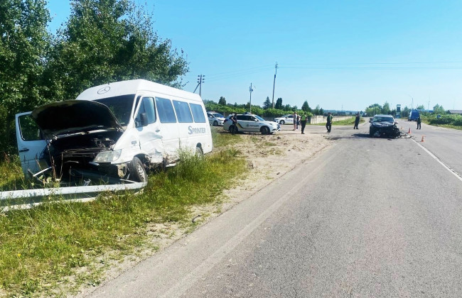 На Ровенщине кроссовер въехал в маршрутку, есть пострадавшие