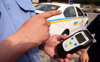 Водій, який кермував у стані сп’яніння та намагався дати хабар поліції, уклав угоду про визнання винуватості