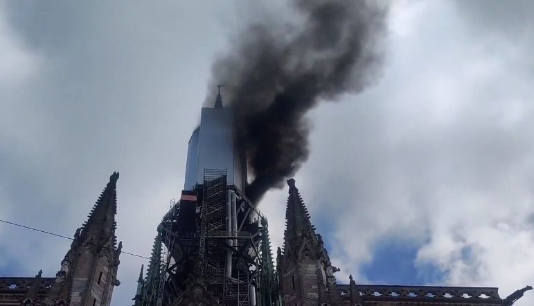 Во Франции загорелся шпиль Руанского собора, видео