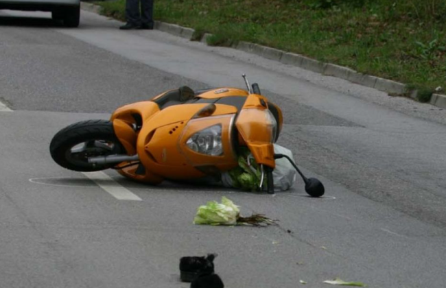 Полицейский запрыгнул на мопед потерпевшего и, применяя удушение, нанес удары в голову – Верховный Суд сделал вывод о применении насилия при безосновательном задержании
