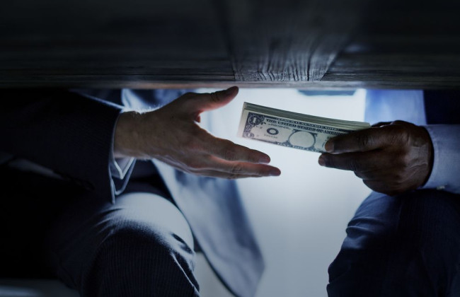 Верховный Суд объяснил, когда следует считать, что взятка получена по предварительному сговору группой лиц