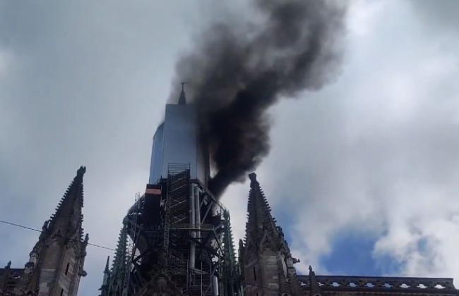 Во Франции загорелся шпиль Руанского собора, видео