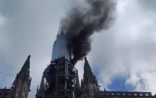 У Франції спалахнув шпиль Руанського собору, відео