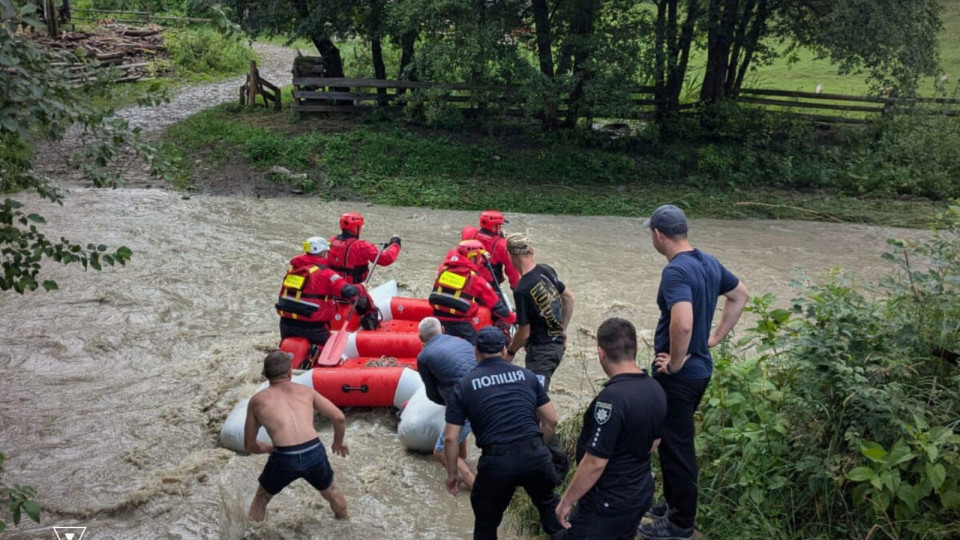 В Івано-Франківській області обвалився міст над річкою: мати з двома дітьми впали у воду, фото
