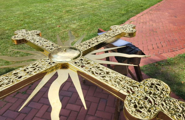 На купол Софии Киевской возвращают отреставрированный крест