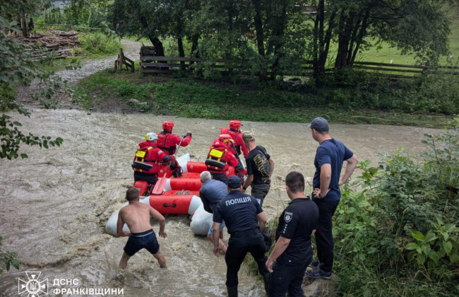 В Івано-Франківській області обвалився міст над річкою: мати з двома дітьми впали у воду, фото