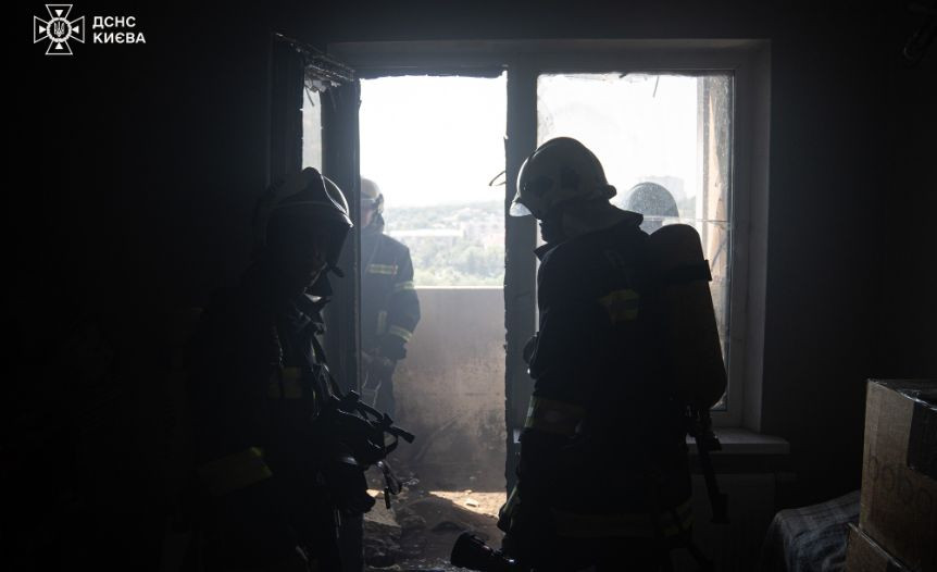 В Киеве вспыхнула квартира в многоэтажке, фото