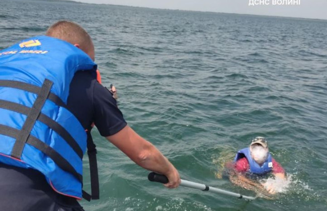 В 600 метрах от берега перевернулись на байдарке: на Свитязе спасали отдыхающих