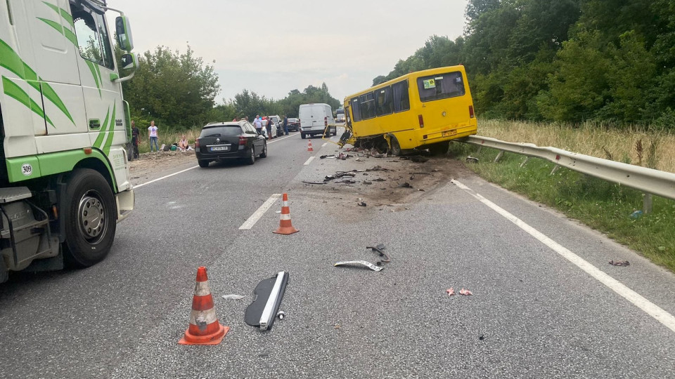 На Львівщині зіткнувся легковик та автобус, є загиблі