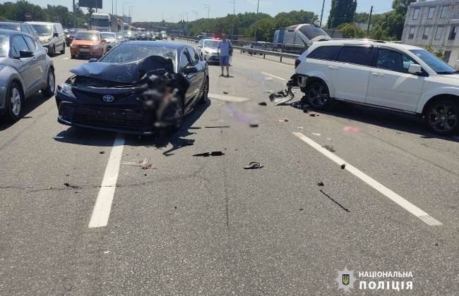 В Киеве произошло двойное ДТП, есть пострадавшие