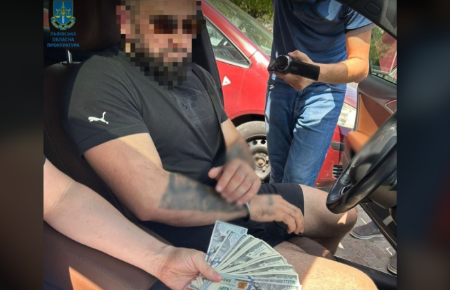 Вимагав у військовозобов’язаного 5500 доларів за оновлення даних у ТЦК та відстрочку: на Львівщині підозрюють рятувальника ДСНС