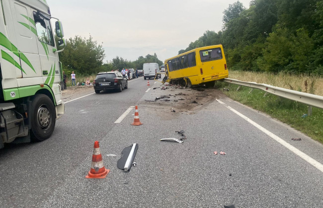 На Львовщине столкнулись легковушка и автобус, есть погибшие