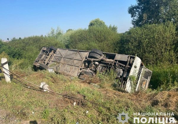 На Тернопільщині автобус з паломниками перевернувся, є постраждалі