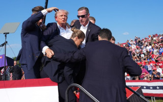 Дональда Трампа пытались застрелить во время выступления в Пенсильвании: видео