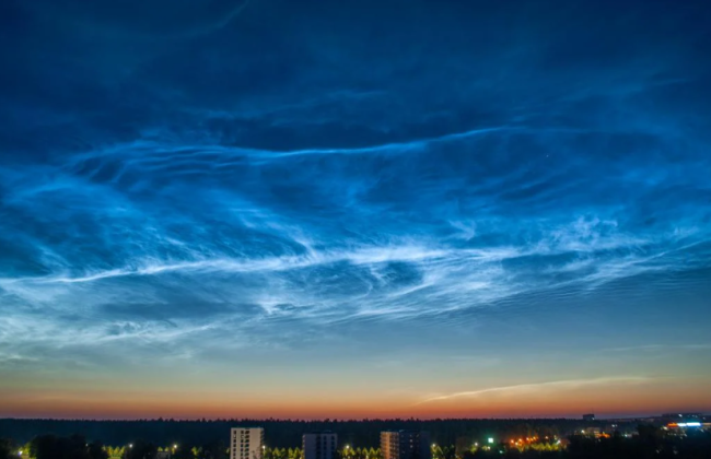 В небе над Европой заметили редкое явление — серебристые тучи: удивительные фото