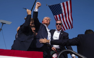 Повернул голову, чтобы прочитать таблицу — жизнь Дональда Трампа спас случай