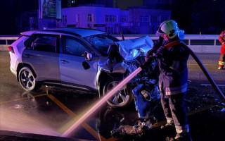 В Киеве произошло ДТП с участием легковушки и мусоровоза: есть пострадавшие, фото