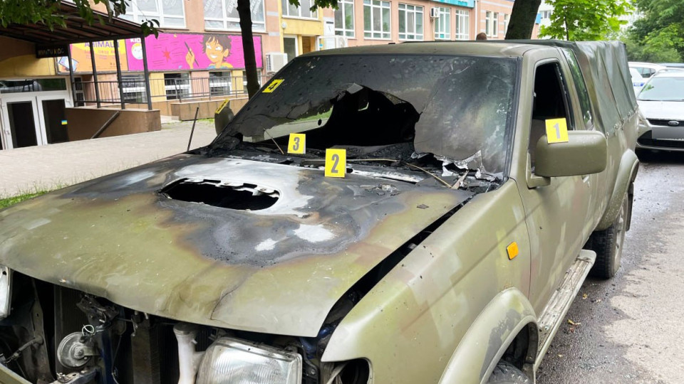 В Ровно мужчина по заказу рф поджигал автомобили украинских военных