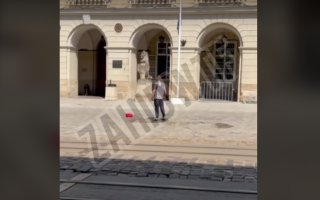 В центре Львова неизвестный облился бензином и угрожал себя поджечь.