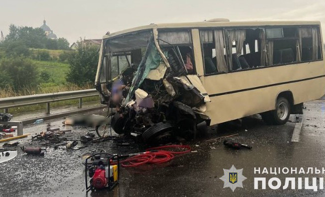 На Львовщине автобус столкнулся с автопоездом, есть погибшие