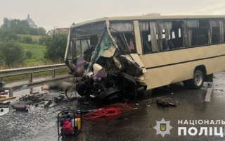 На Львовщине автобус столкнулся с автопоездом, есть погибшие