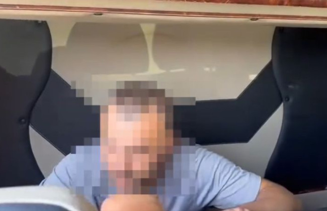 На Буковине водитель микроавтобуса в специальном тайнике пытался вывезти за границу уклониста, видео